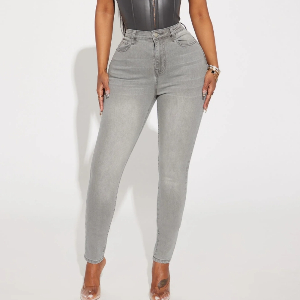 NWT.  Women's High Rise Gray Medium Stretch Skinny Jeans👖